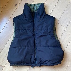 Super cute, comfy black & green reversible puffer vest with pockets, no size tag
